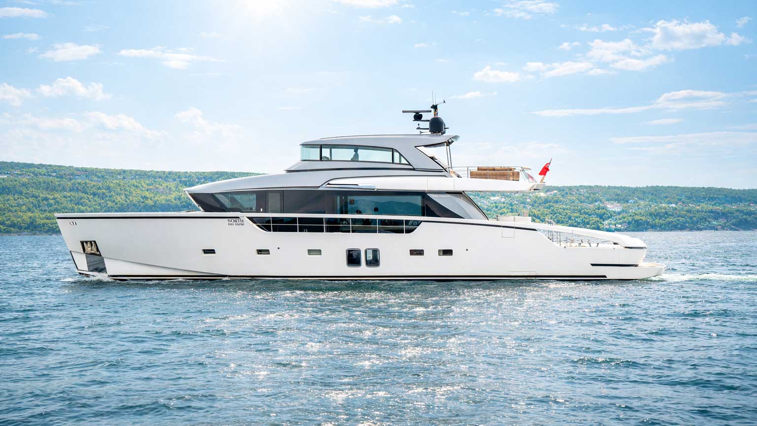 27m Sanlorenzo motor yacht North sold